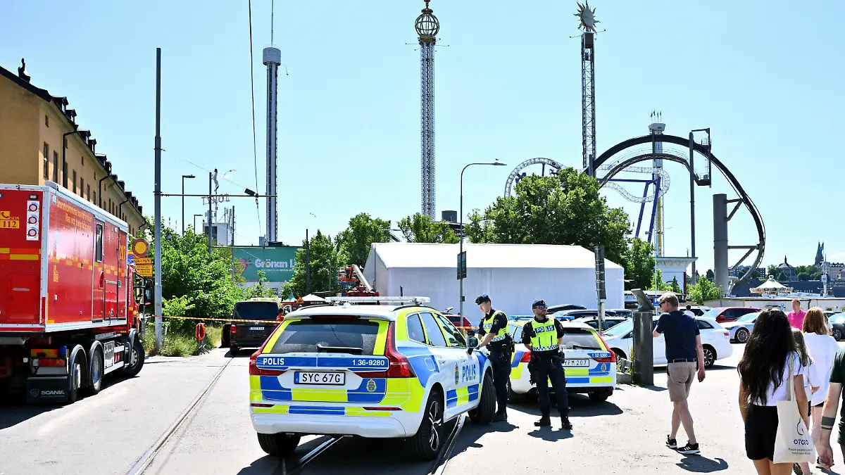 25.06.2023, Schweden, Stockholm: Die Polizei sperrt den Vergnügungspark «Gröna Lund» ab. In dem schwedischen Freizeitpark ist eine Achterbahn entgleist und mindestens ein Mensch nach Angaben der Betreiber ums Leben gekommen. Es gebe zudem mehrere Verletzte, teilte der Vergnügungspark «Gröna Lund» mit. Foto: Claudio Bresciani/TT News Agency/AP +++ dpa-Bildfunk +++