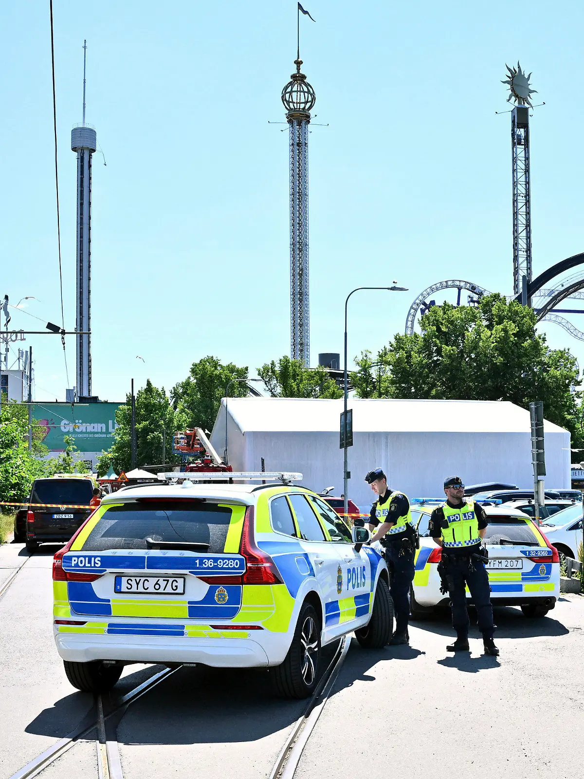 25.06.2023, Schweden, Stockholm: Die Polizei sperrt den Vergnügungspark «Gröna Lund» ab. In dem schwedischen Freizeitpark ist eine Achterbahn entgleist und mindestens ein Mensch nach Angaben der Betreiber ums Leben gekommen. Es gebe zudem mehrere Verletzte, teilte der Vergnügungspark «Gröna Lund» mit. Foto: Claudio Bresciani/TT News Agency/AP +++ dpa-Bildfunk +++