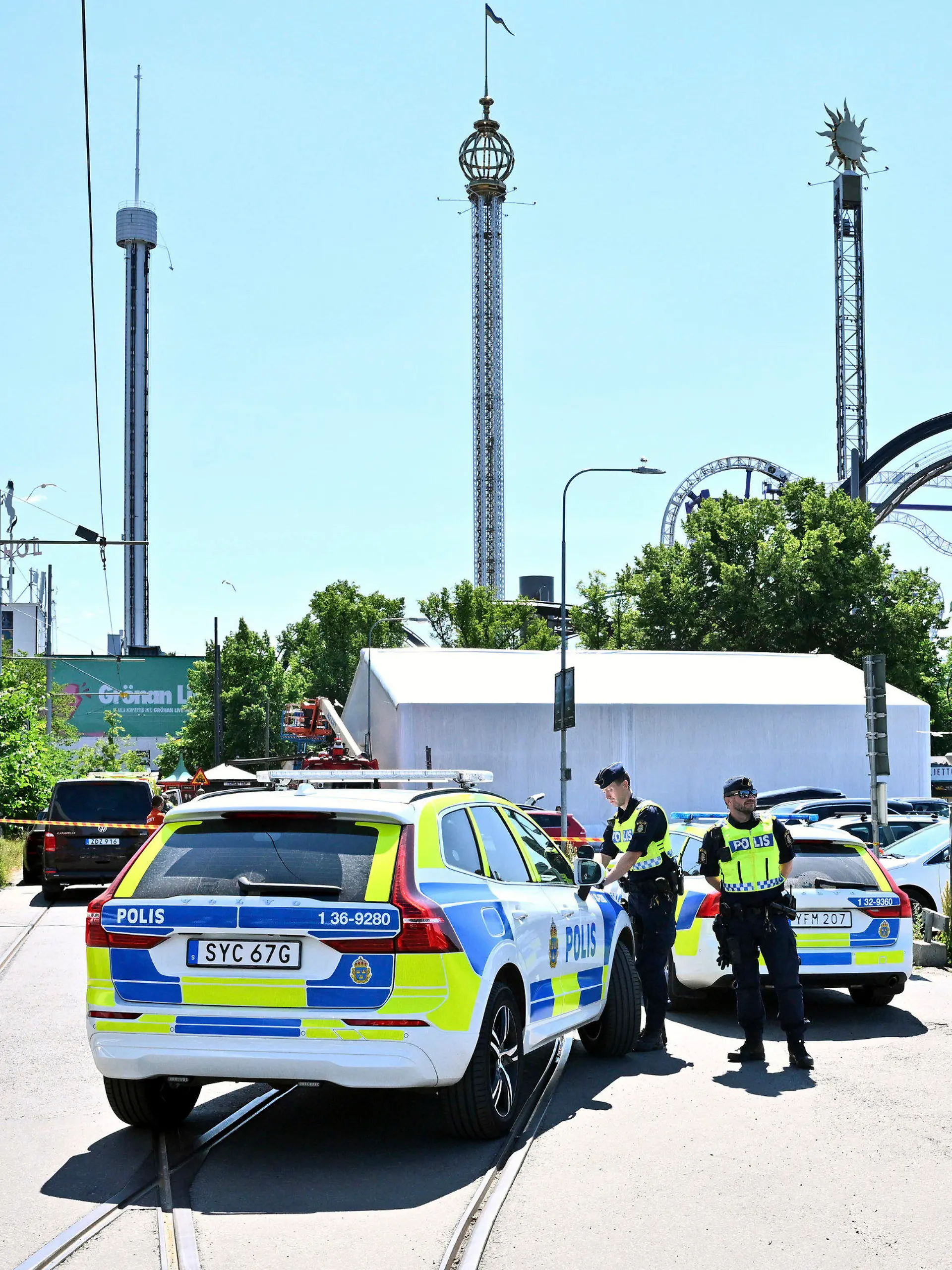 25.06.2023, Schweden, Stockholm: Die Polizei sperrt den Vergnügungspark «Gröna Lund» ab. In dem schwedischen Freizeitpark ist eine Achterbahn entgleist und mindestens ein Mensch nach Angaben der Betreiber ums Leben gekommen. Es gebe zudem mehrere Verletzte, teilte der Vergnügungspark «Gröna Lund» mit. Foto: Claudio Bresciani/TT News Agency/AP +++ dpa-Bildfunk +++