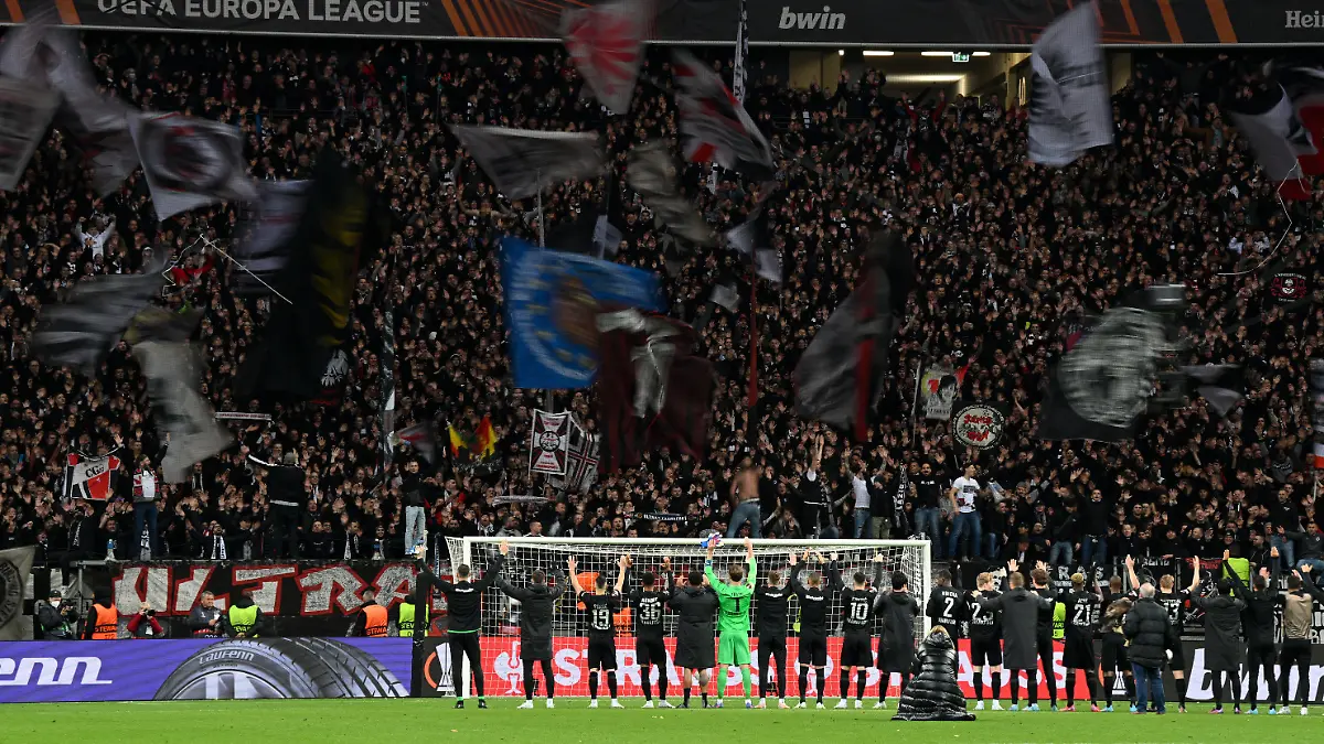 07.04.2022, Hessen, Frankfurt/M.: Fußball: Europa League, Eintracht Frankfurt - FC Barcelona, Viertelfinale, Hinspiel im Deutsche Bank Park. Frankfurts Spieler verabschieden sich nach Abpfiff von den Fans. Foto: Arne Dedert/dpa +++ dpa-Bildfunk +++