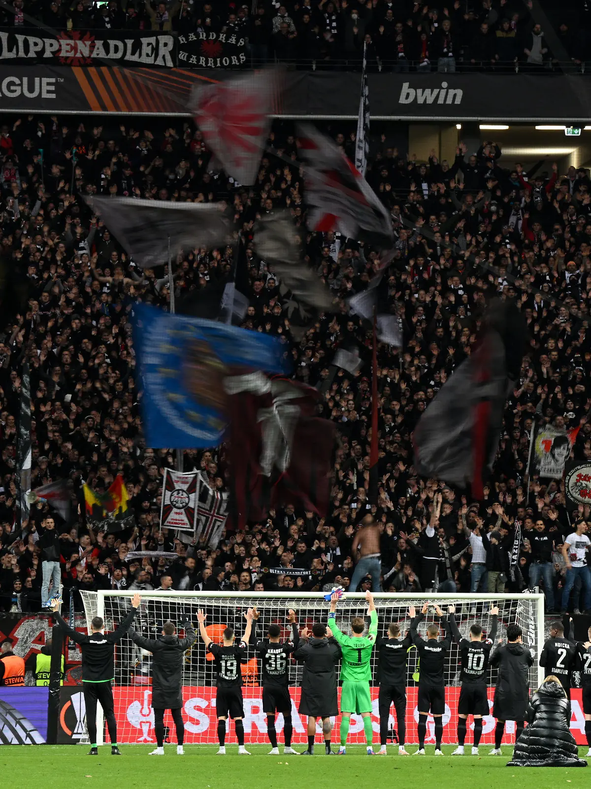 07.04.2022, Hessen, Frankfurt/M.: Fußball: Europa League, Eintracht Frankfurt - FC Barcelona, Viertelfinale, Hinspiel im Deutsche Bank Park. Frankfurts Spieler verabschieden sich nach Abpfiff von den Fans. Foto: Arne Dedert/dpa +++ dpa-Bildfunk +++