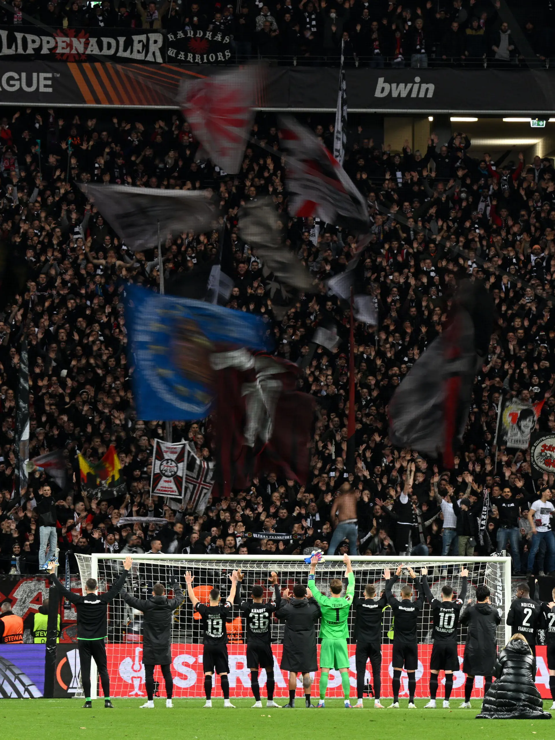 07.04.2022, Hessen, Frankfurt/M.: Fußball: Europa League, Eintracht Frankfurt - FC Barcelona, Viertelfinale, Hinspiel im Deutsche Bank Park. Frankfurts Spieler verabschieden sich nach Abpfiff von den Fans. Foto: Arne Dedert/dpa +++ dpa-Bildfunk +++