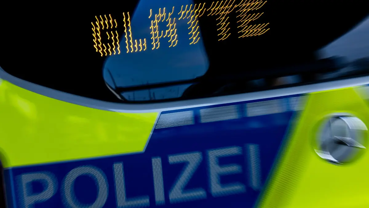Schnee und Glätte beeinträchtigen den Verkehr in Sachsen und haben zu Unfällen geführt. (Symbolbild)
