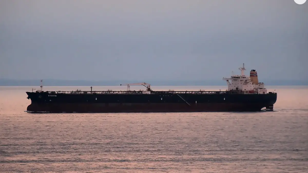 Der Tanker „Eventin” treibt vor der Insel Rügen in der Ostsee. (Archivbild)