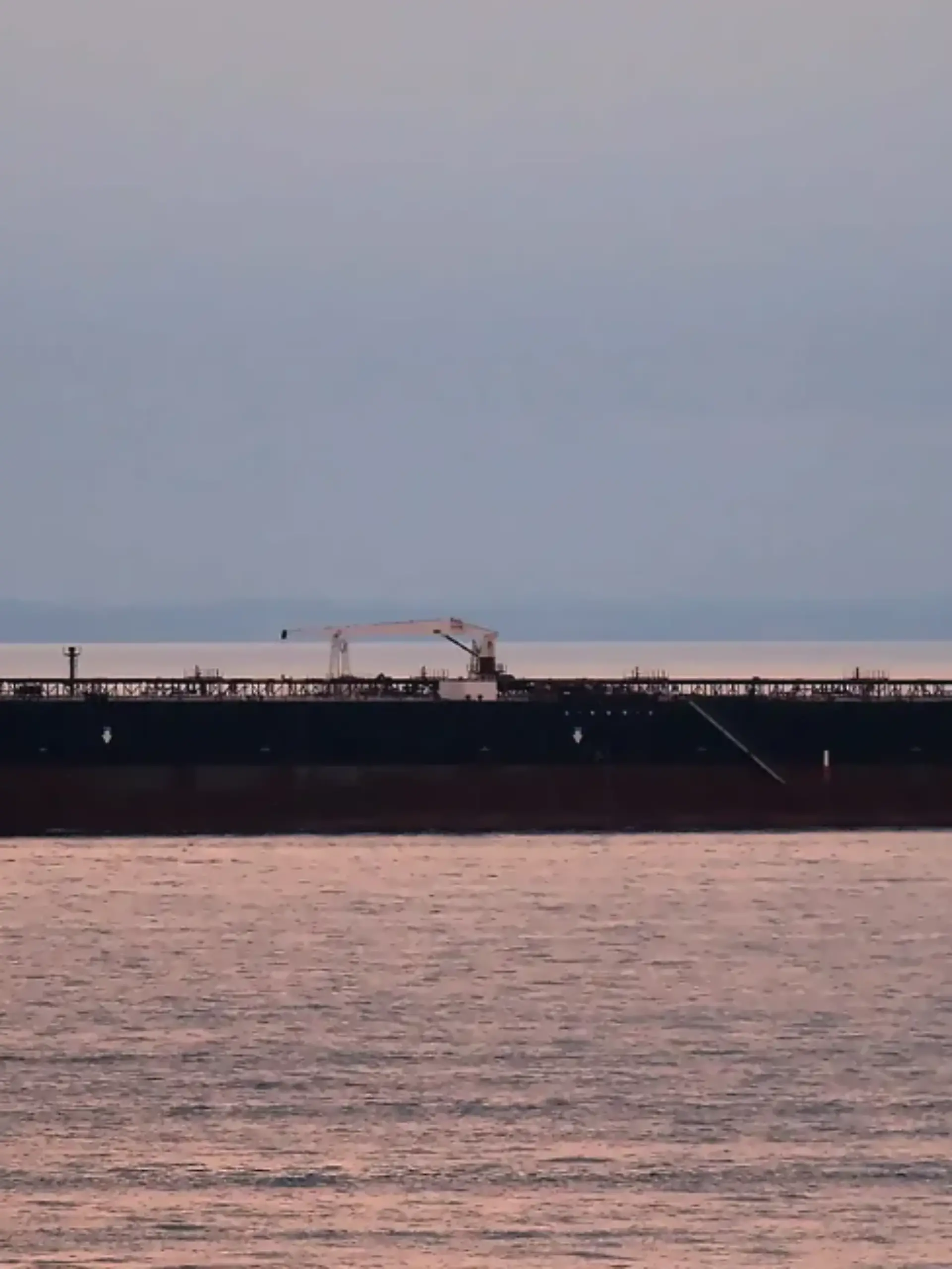 Der Tanker „Eventin” treibt vor der Insel Rügen in der Ostsee. (Archivbild)