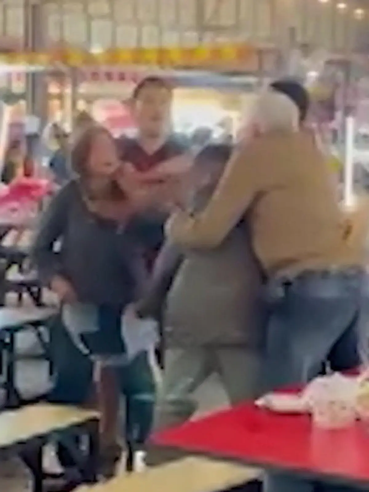 Die Ehemänner einer Frau bekommen heraus, dass sie drei Affären hat. Es kommt zur Schlägerei