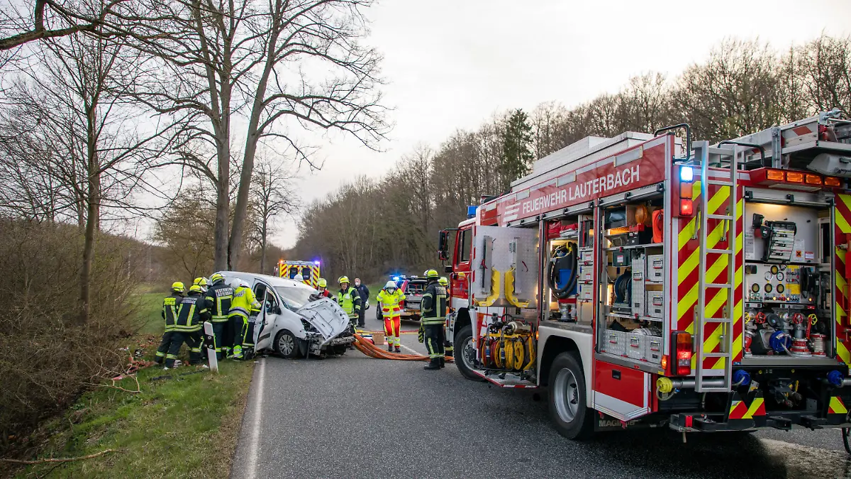 13.04.2022, Hessen, Lauterbach: Die Unfallstelle an der L3140. Ein 30-Jähriger ist mit einem Kastenwagen am Mittwochabend bei Lauterbach (Vogelsbergkreis) gegen einen Baum geprallt und lebensbedrohlich verletzt worden. Das Auto kam aus ungeklärter Ursache von der Straße ab, knallte gegen den Baum und schleuderte in eine Böschung. Das teilte die Polizei in der Nacht zu Donnerstag mit. Foto: Stefan Weber/Fuldamedia/dpa +++ dpa-Bildfunk +++