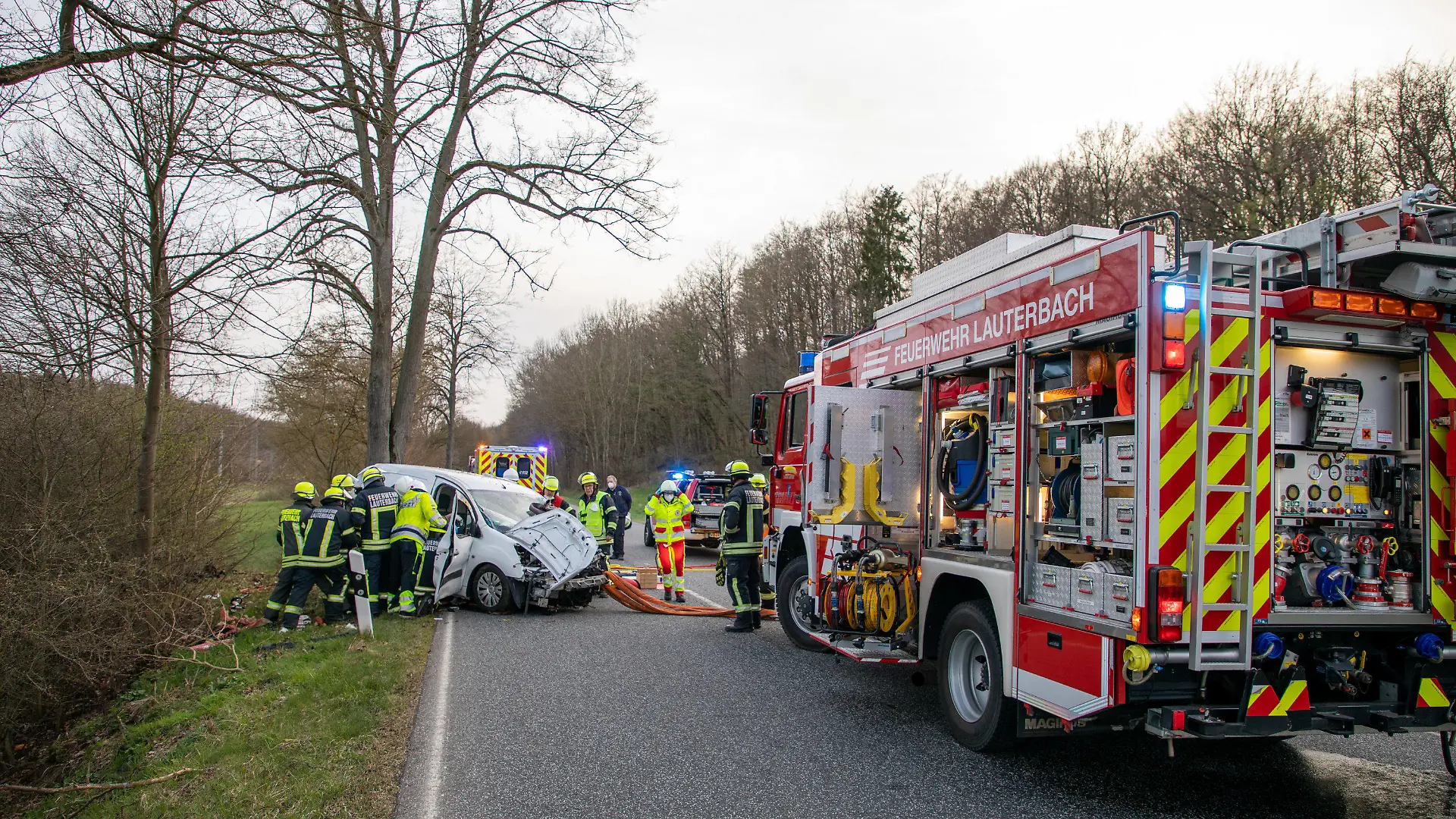13.04.2022, Hessen, Lauterbach: Die Unfallstelle an der L3140. Ein 30-Jähriger ist mit einem Kastenwagen am Mittwochabend bei Lauterbach (Vogelsbergkreis) gegen einen Baum geprallt und lebensbedrohlich verletzt worden. Das Auto kam aus ungeklärter Ursache von der Straße ab, knallte gegen den Baum und schleuderte in eine Böschung. Das teilte die Polizei in der Nacht zu Donnerstag mit. Foto: Stefan Weber/Fuldamedia/dpa +++ dpa-Bildfunk +++