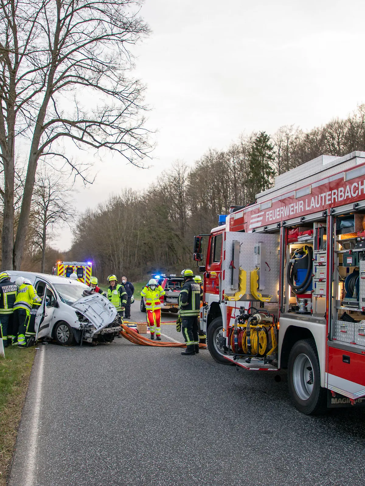 13.04.2022, Hessen, Lauterbach: Die Unfallstelle an der L3140. Ein 30-Jähriger ist mit einem Kastenwagen am Mittwochabend bei Lauterbach (Vogelsbergkreis) gegen einen Baum geprallt und lebensbedrohlich verletzt worden. Das Auto kam aus ungeklärter Ursache von der Straße ab, knallte gegen den Baum und schleuderte in eine Böschung. Das teilte die Polizei in der Nacht zu Donnerstag mit. Foto: Stefan Weber/Fuldamedia/dpa +++ dpa-Bildfunk +++