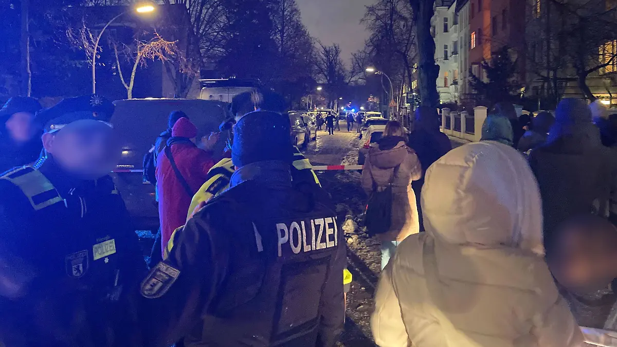Die Polizei rückte zum Großeinsatz aus. Sie konnten alle sicher aus dem Gebäude bringen.