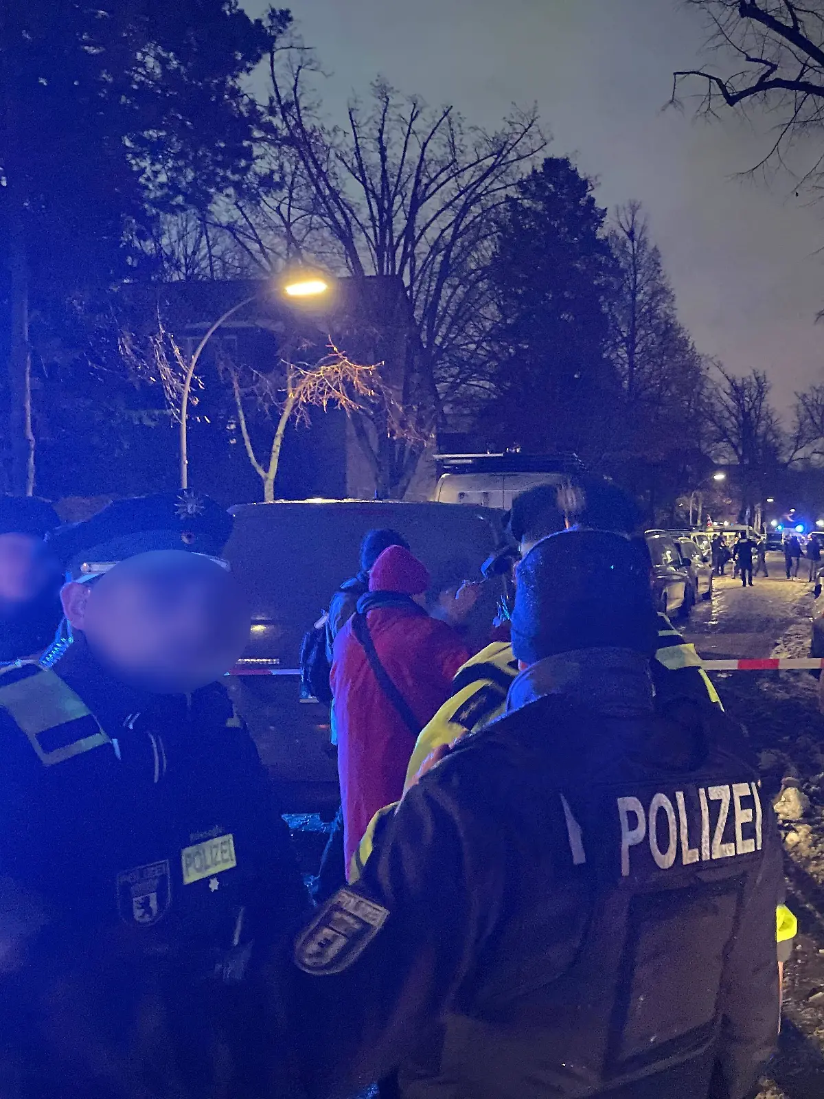 Die Polizei rückte zum Großeinsatz aus. Sie konnten alle sicher aus dem Gebäude bringen.