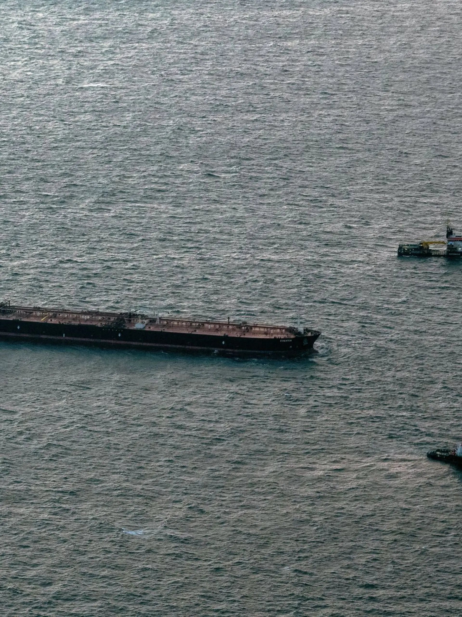 Bild zu: "Flugzeuge überwachen Putins Schrott-Tanker"