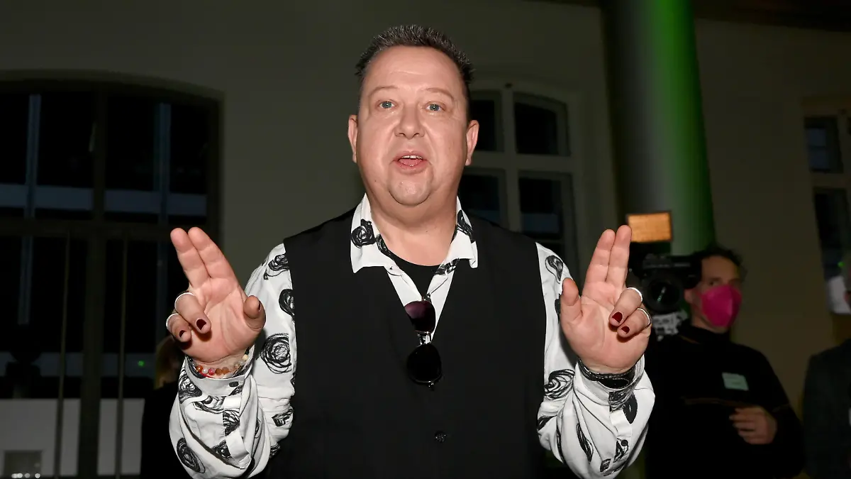 Sänger Sebastian Krumbiegel kommt zur Verleihung der Sepp-Herberger-Awards 2022.