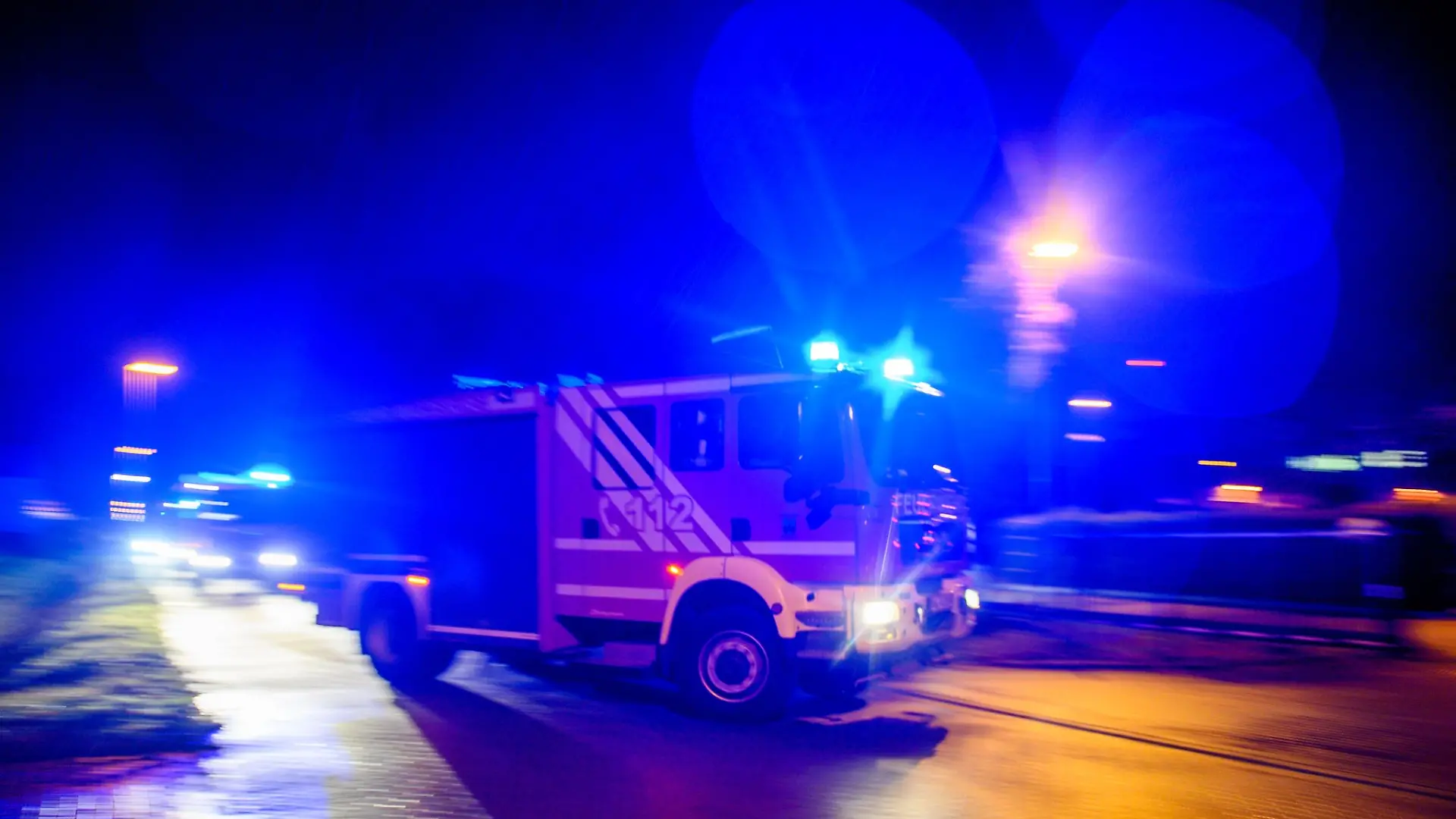 Nach einem Zimmerbrand in einem Kölner Reihenhaus haben Feuerwehrleute eine tote Frau geborgen. Vermutlich war es die 74-jährige Bewohnerin des Hauses. (Symbolbild)