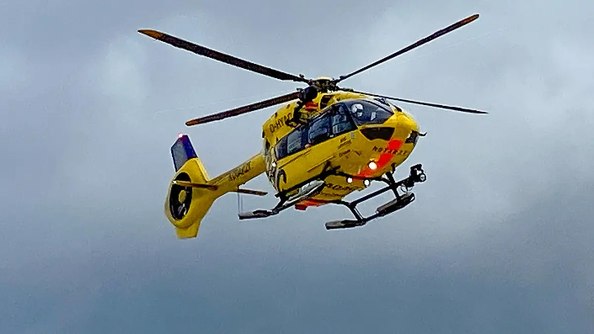 Niedersachsen, Nordseeinsel Langeoog, Einsatz für den ADAC Rettungshubschrauber Christoph 26 nach einem Sportunfall am Strand der Nordseeinsel, *** Lower Saxony, North Sea island Langeoog, mission for the ADAC rescue helicopter Christoph 26 after a sports accident on the beach of the North Sea island,