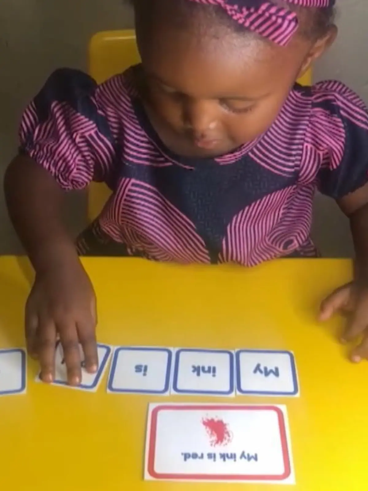 Lethu lebt in Südafrika und hat ein besonderes Talent: Im Alter von gerade einmal zwei Jahren kann sie schon ganze Sätze lesen. Beeindruckend!