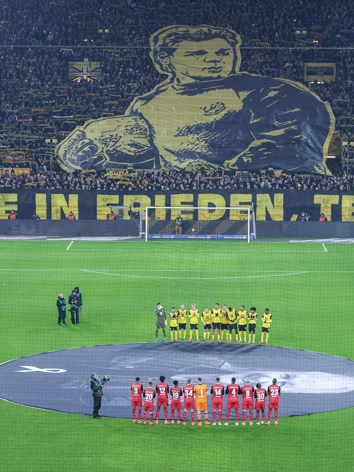 Bild zu: "Dortmund weint um de Beer – und Wirtz muss die Bank drücken"
