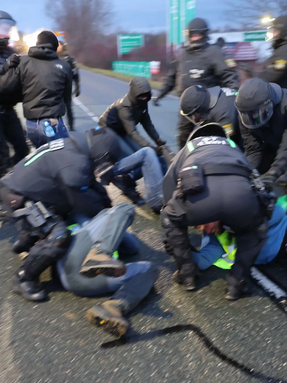 Bild zu: "Tumulte und Pfefferspray! Polizei löst Sitzblockade vor AfD-Parteitag auf "