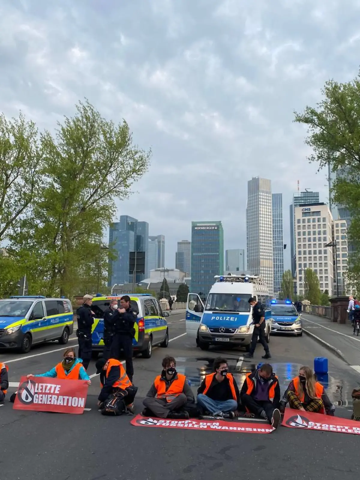 Umweltaktivisten versperren Brücken und Fahrbahnen in Frankfurt.