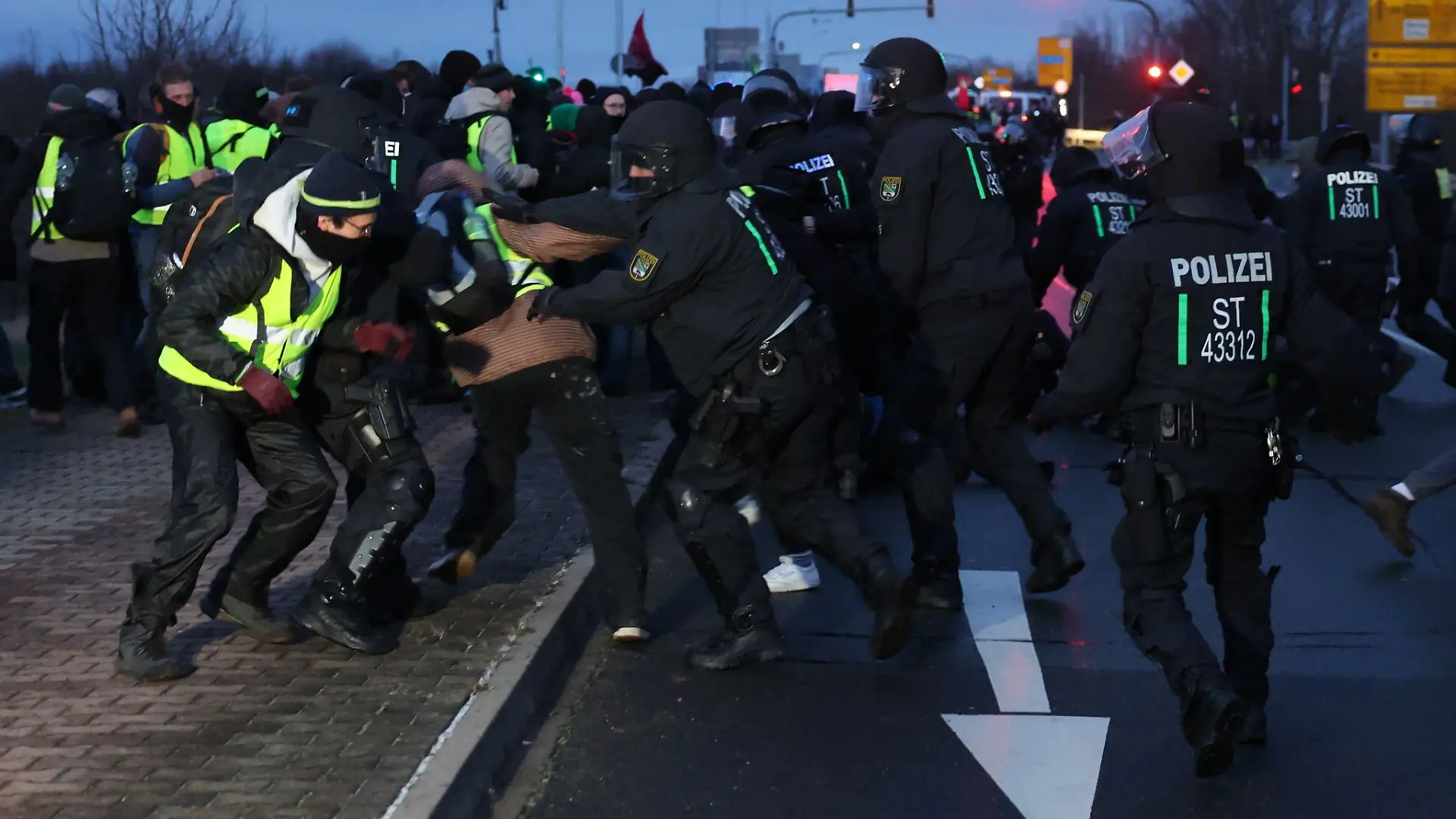 In Riesa werden Tausende Demonstranten gegen den Bundesparteitag der AfD erwartet.
