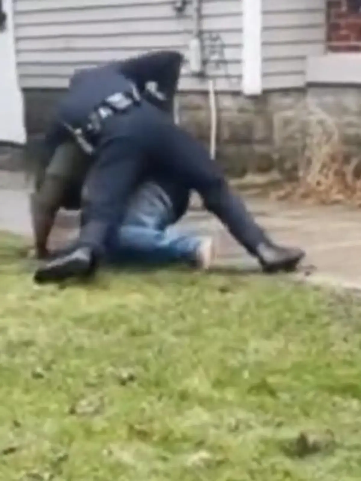 Der Polizist und Patrick Lyoya unmittelbar vor dem Tod des Mannes.