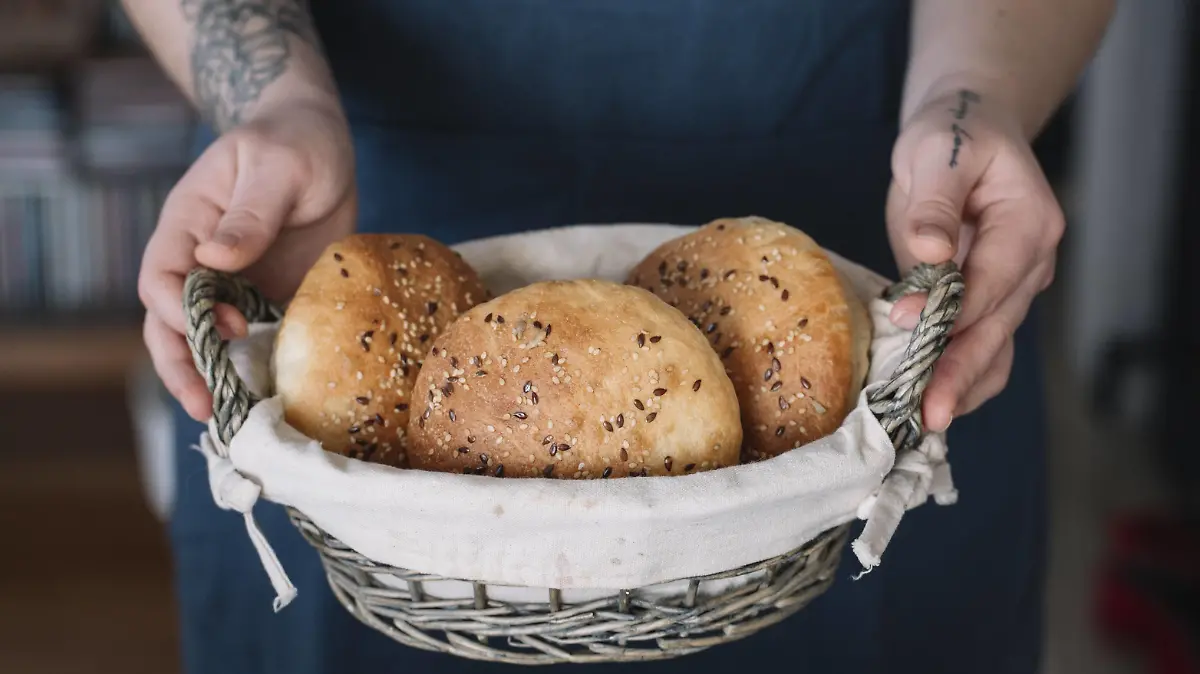 Woman holding basket with homemade vegan bread rolls model released Symbolfoto property released PUBLICATIONxINxGERxSUIxAUTxHUNxONLY ALBF00400  