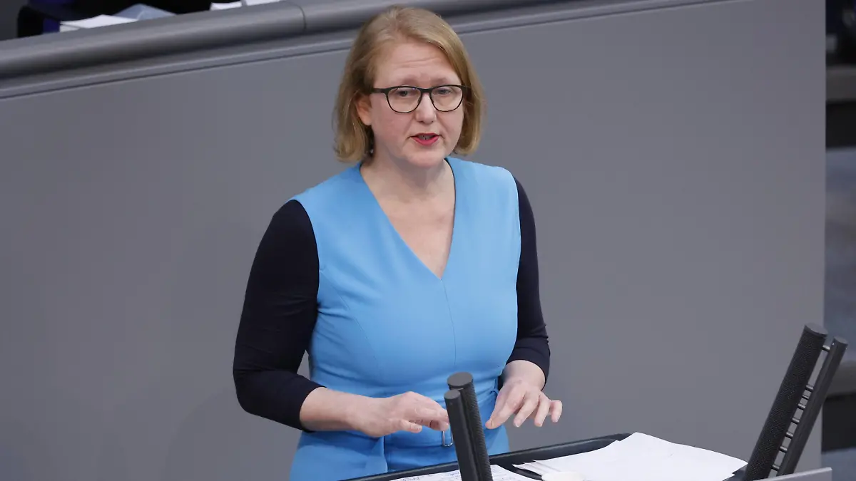  Lisa Paus, finanzpolitische Sprecherin der grünen Bundestagsfraktion, Deutschland, Berlin, Reichstag, 22. März 2022 23. Sitzung, Finanzminister Lindner kündigt dringend benötigte Entlastungen an *** Lisa Paus, financial policy spokeswoman of the Green Party parliamentary group in the Bundestag, Germany, Berlin, Reichstag, 22 March 2022 23 meeting , Finance Minister Lindner announces urgently needed relief
