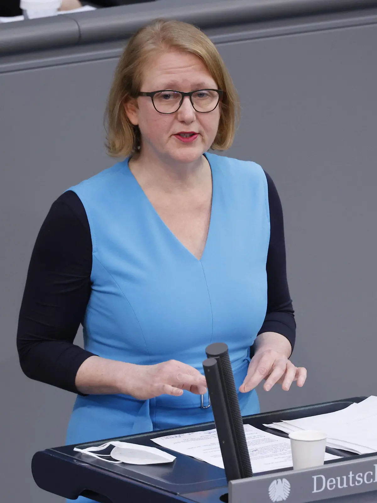  Lisa Paus, finanzpolitische Sprecherin der grünen Bundestagsfraktion, Deutschland, Berlin, Reichstag, 22. März 2022 23. Sitzung, Finanzminister Lindner kündigt dringend benötigte Entlastungen an *** Lisa Paus, financial policy spokeswoman of the Green Party parliamentary group in the Bundestag, Germany, Berlin, Reichstag, 22 March 2022 23 meeting , Finance Minister Lindner announces urgently needed relief