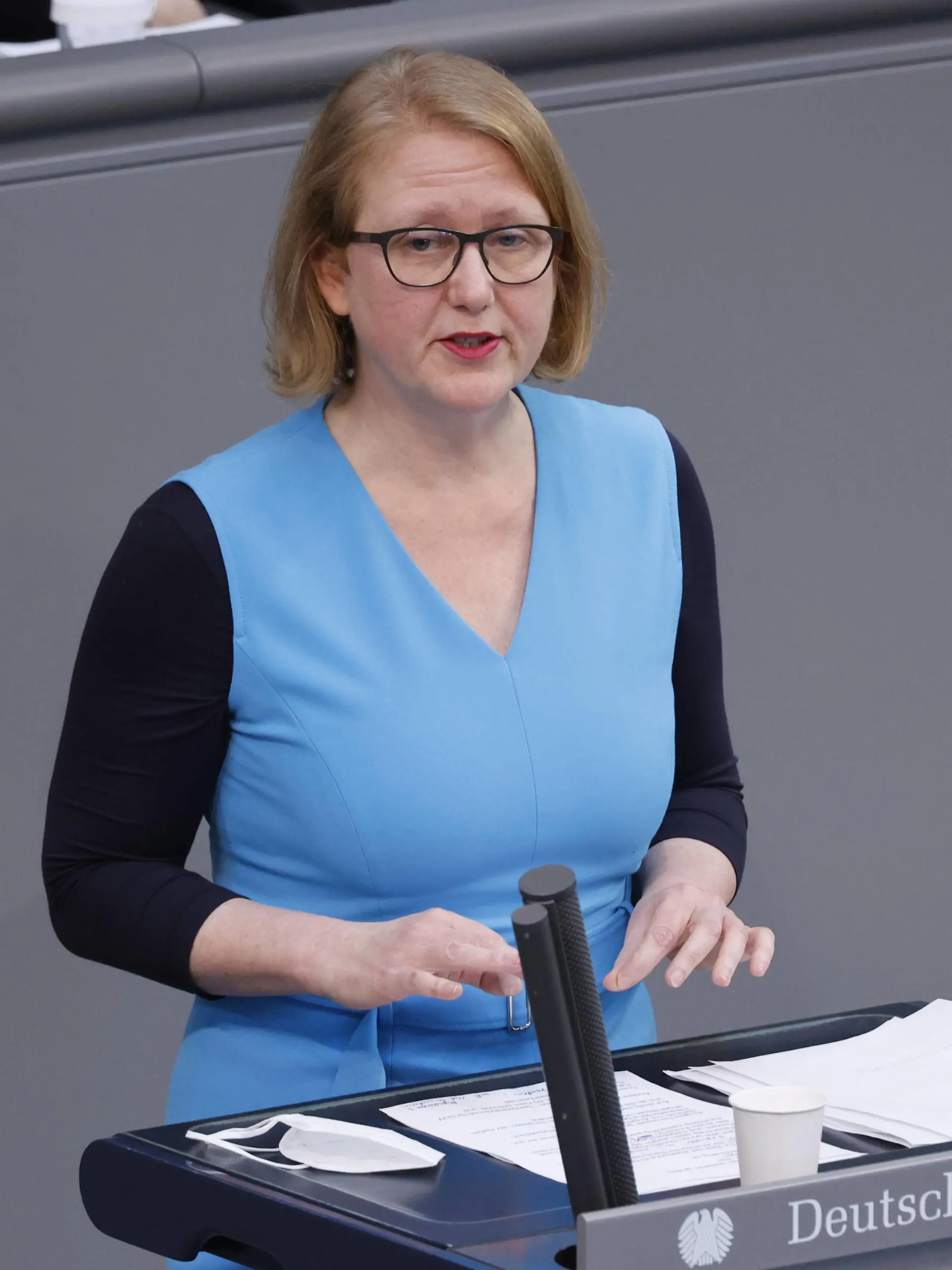  Lisa Paus, finanzpolitische Sprecherin der grünen Bundestagsfraktion, Deutschland, Berlin, Reichstag, 22. März 2022 23. Sitzung, Finanzminister Lindner kündigt dringend benötigte Entlastungen an *** Lisa Paus, financial policy spokeswoman of the Green Party parliamentary group in the Bundestag, Germany, Berlin, Reichstag, 22 March 2022 23 meeting , Finance Minister Lindner announces urgently needed relief