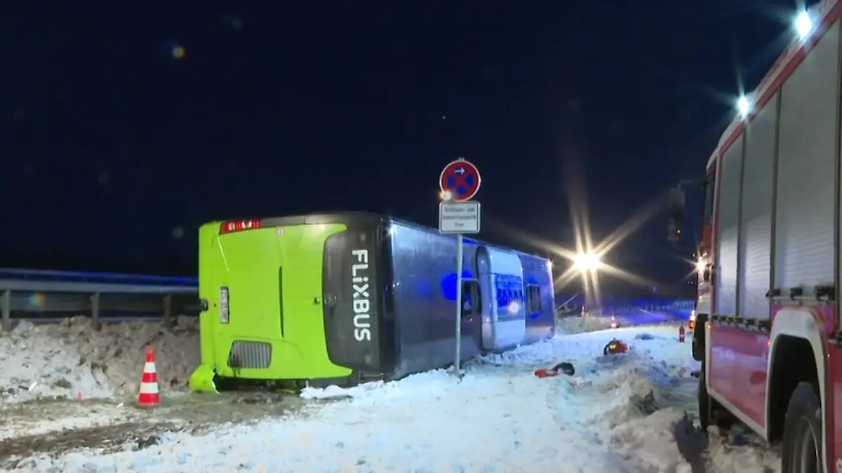 Ein Flixbus liegt auf der Seite. 