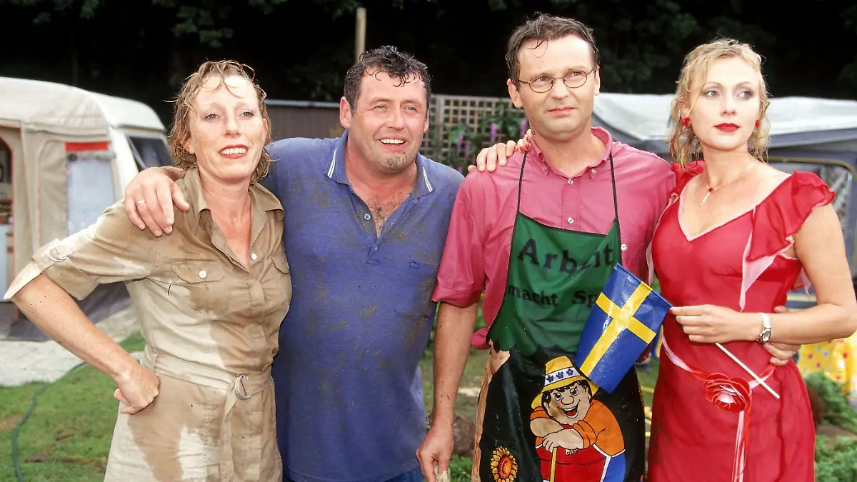 "Die Camper", Episodentitel: "Hoher Besuch", Freitag, 07.02.2003, 21.15 Uhr, RTL: Ziemlich bedröppelt begrüßen (v.li.) Uschi (Antje Lewald), Benno (Willi Thomczyk) sowie Lothar (Rene Heinersdorff) und Stefanie (Dana Golombek) die Gräfin, der der Campingplatz gehört und ihren schwedischen Neffen. Den Kaffee muss Benno der Gräfin allerdings verwehren - sein Platz ist nicht gerade vorzeigbar, nachdem der Versuch die Parzellen extra schön herzurichten, gänzlich in die Hose gegangen ist.