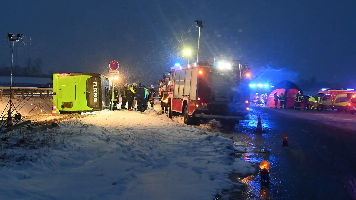Zwei Tote und mehrere Verletzte forderte ein schweres Busunglück auf der A11.
