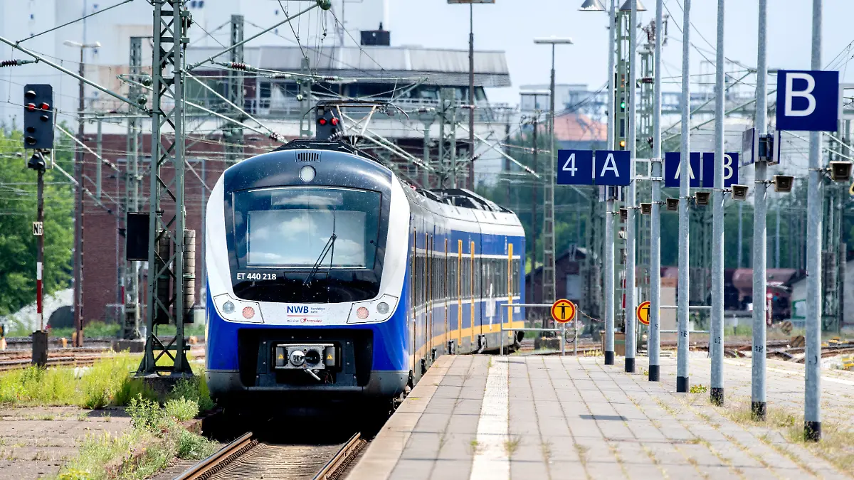 Oldenburg: Eine Regio-S-Bahn der Nordwestbahn verlässt den Hauptbahnhof in Fahrtrichtung Bremen. 