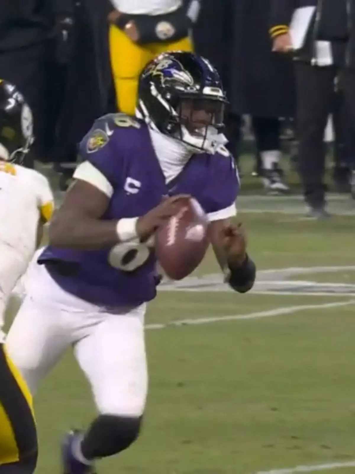 Bild zu: "Lamar tanzt die Defense der Steelers aus"