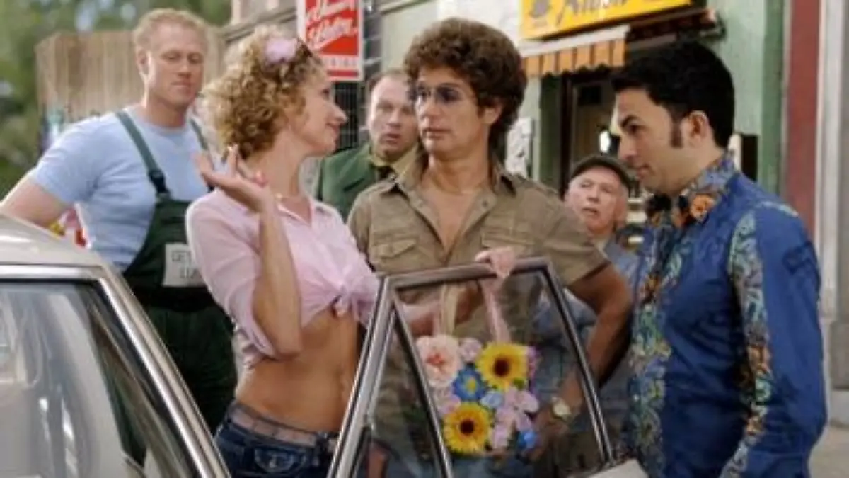 Das Juwel: Da sind Atze (Atze Schröder, 3.v.re.) und die Jungs (v.li.hi.: Norbert Heisterkamp, Waldemar Kobus, Jürgen Mikol, Fatih Cevikkollu), aber baff: Bienes (Heike Kloss) neuer Wagen ist ein absoluter Traum-Oldtimer - und eigentlich viel zu schade für 'Frauenhände'...