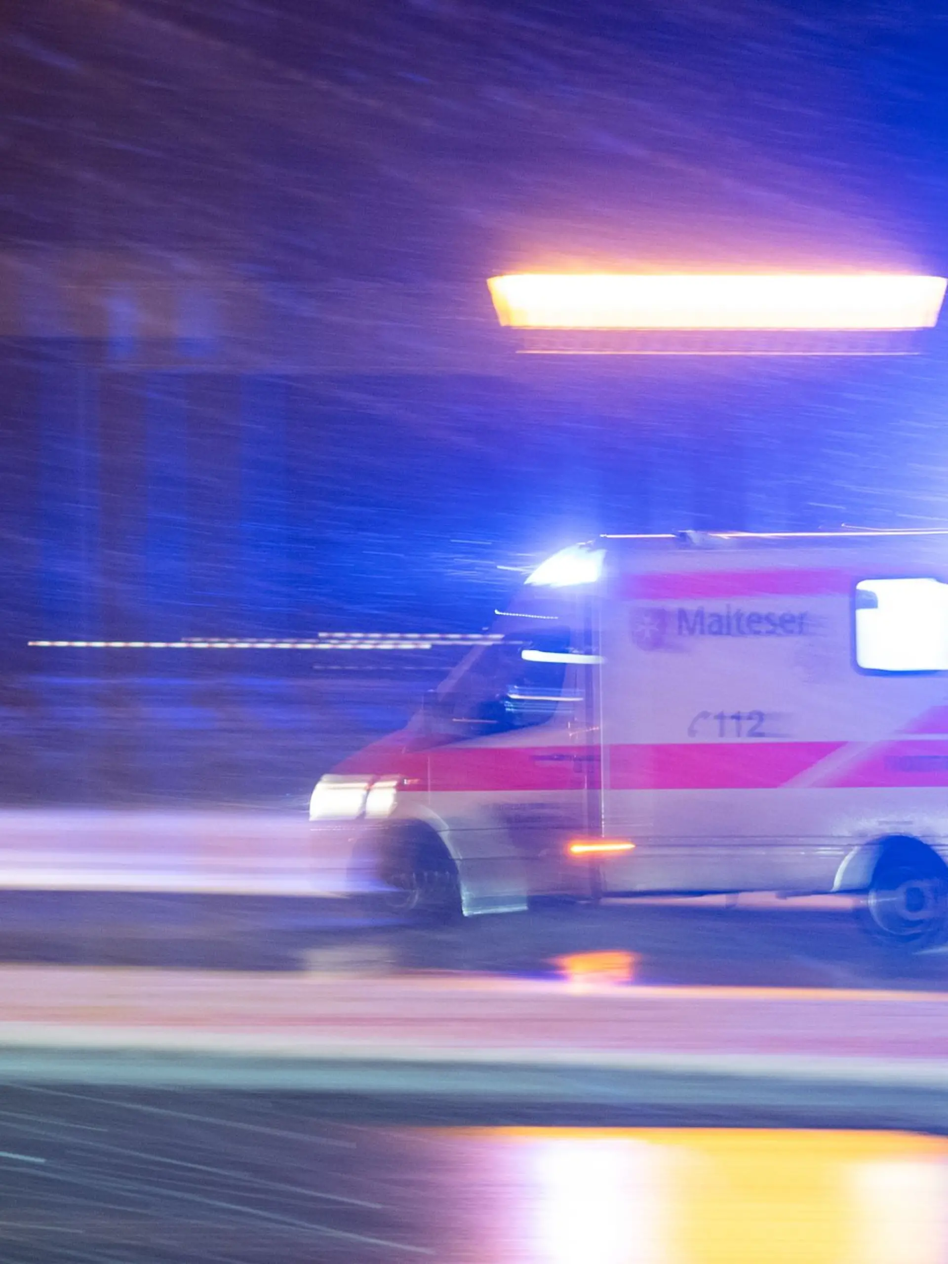 Bild zu: "Zwei Kinder laufen im Dunkeln auf die Straße – Autofahrer kann nicht mehr bremsen"