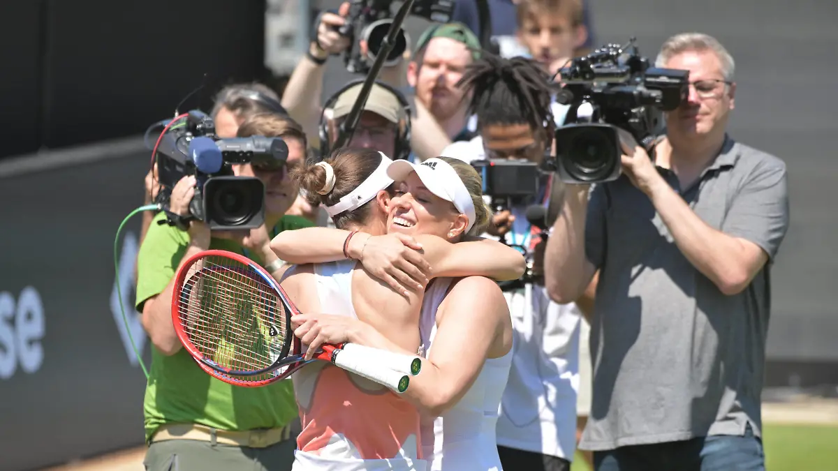 25.06.2023, xbrx, Tennis Bad Homburg Open WTA, Tennis Damen 250, emspor, v.l. Abschiedsspiel Petkovic, Andrea GER, begruessen sich vor dem Spiel, shake hands, Petkovic, Andrea GER, Kerber, Angelique GER, Umarmung Bad Homburg *** 25 06 2023, xbrx, tennis Bad Homburg Open WTA 250, emspor, v l farewell match Petkovic, Andrea GER , greet each other before the match, shake hands, Petkovic, Andrea GER , Kerber, Angelique GER , hug Bad Homburg