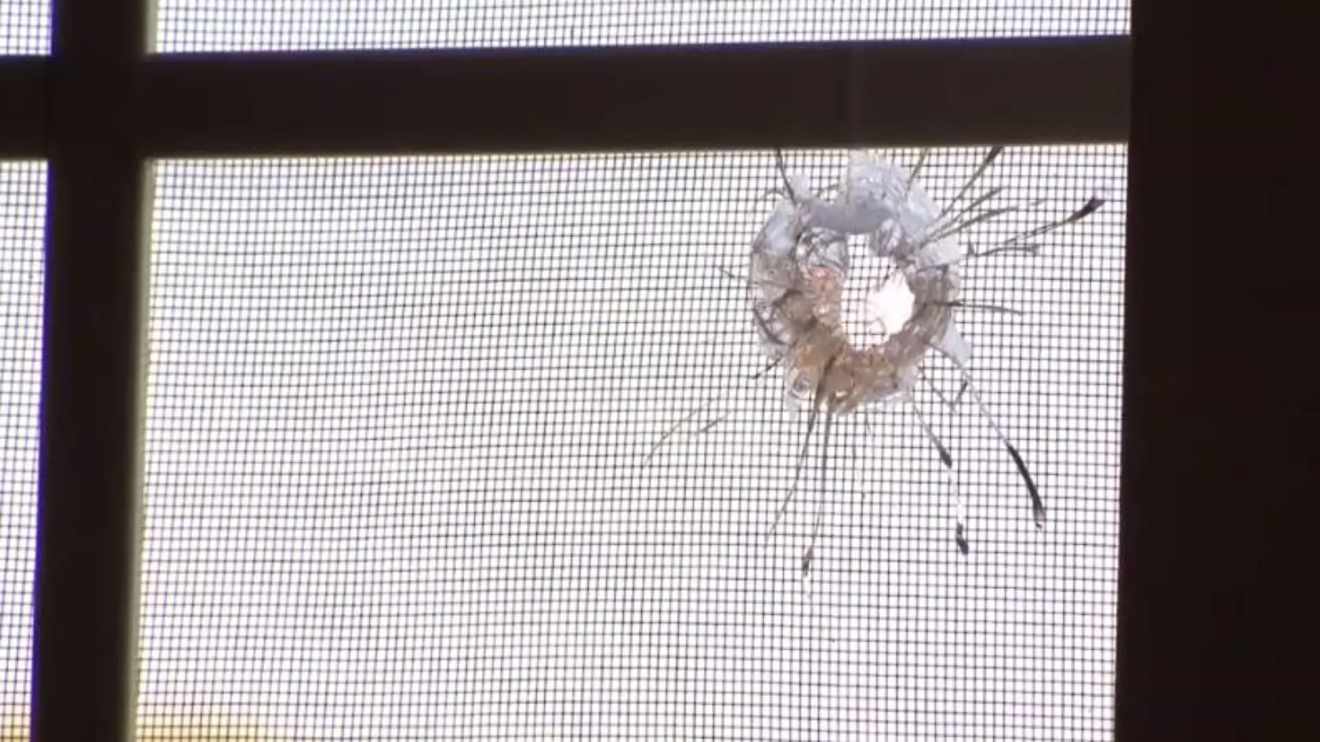 Einschussloch im Fenster von Jonathan Gonzales' Zimmer in Los Angeles.