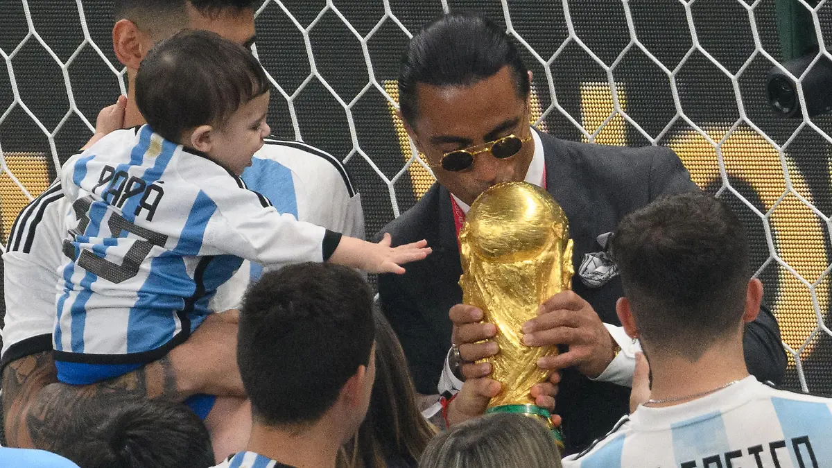 Fußball, WM, Argentinien - Frankreich, Finalrunde, Finale, Lusail Stadion, der türkische Restauranteur Nusret Gökçe, alias Salt Bae, küsst den WM-Pokal.