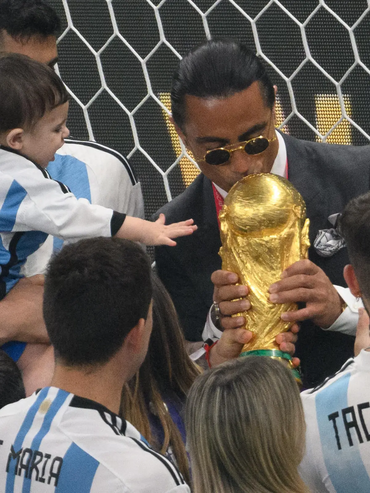 Fußball, WM, Argentinien - Frankreich, Finalrunde, Finale, Lusail Stadion, der türkische Restauranteur Nusret Gökçe, alias Salt Bae, küsst den WM-Pokal.