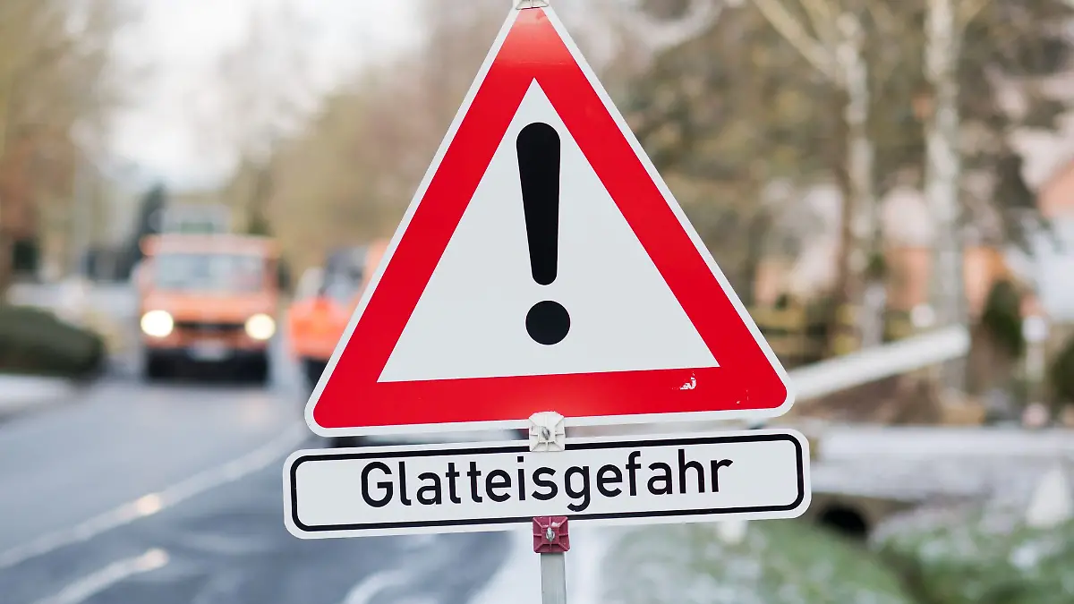 Nach einem Unfall verteilt ein Streufahrzeug seinen Salzvorrat auf der Straße. (Symbolbild)