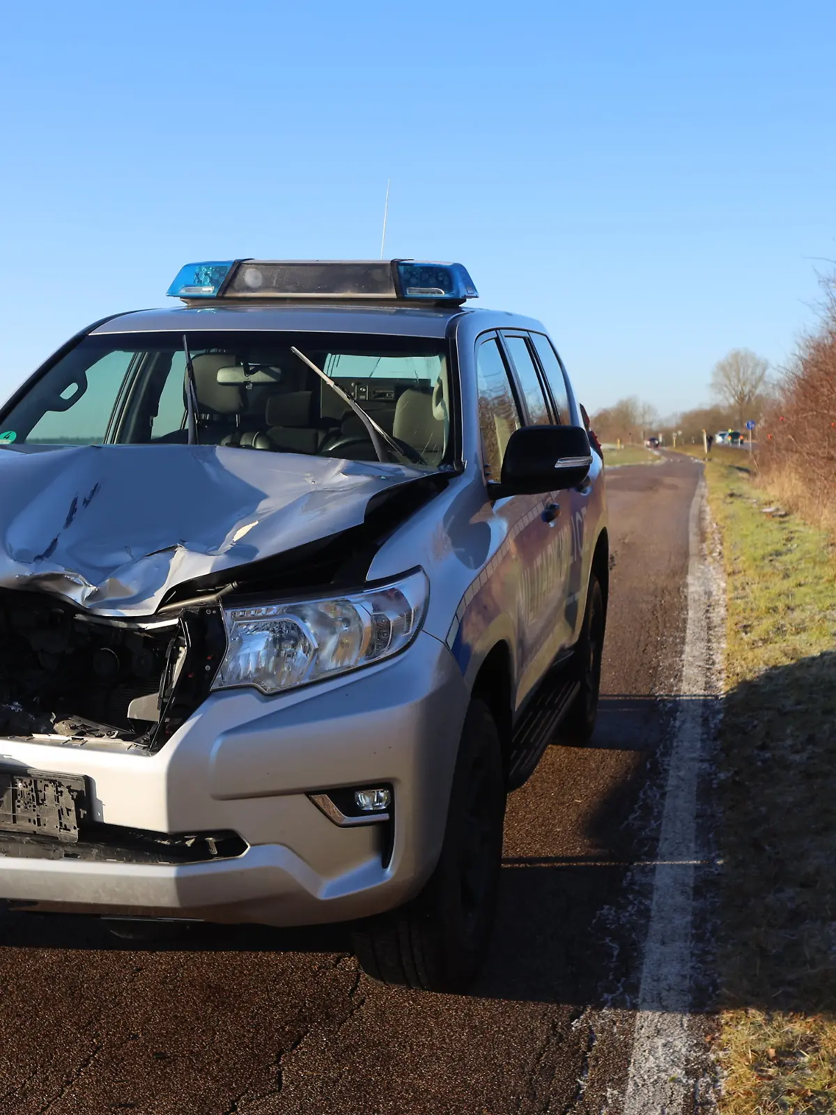 Ein beschädigtes Fahrzeug der Militärpolizei steht nach einem Unfall auf einem Fußweg neben der B14. 
