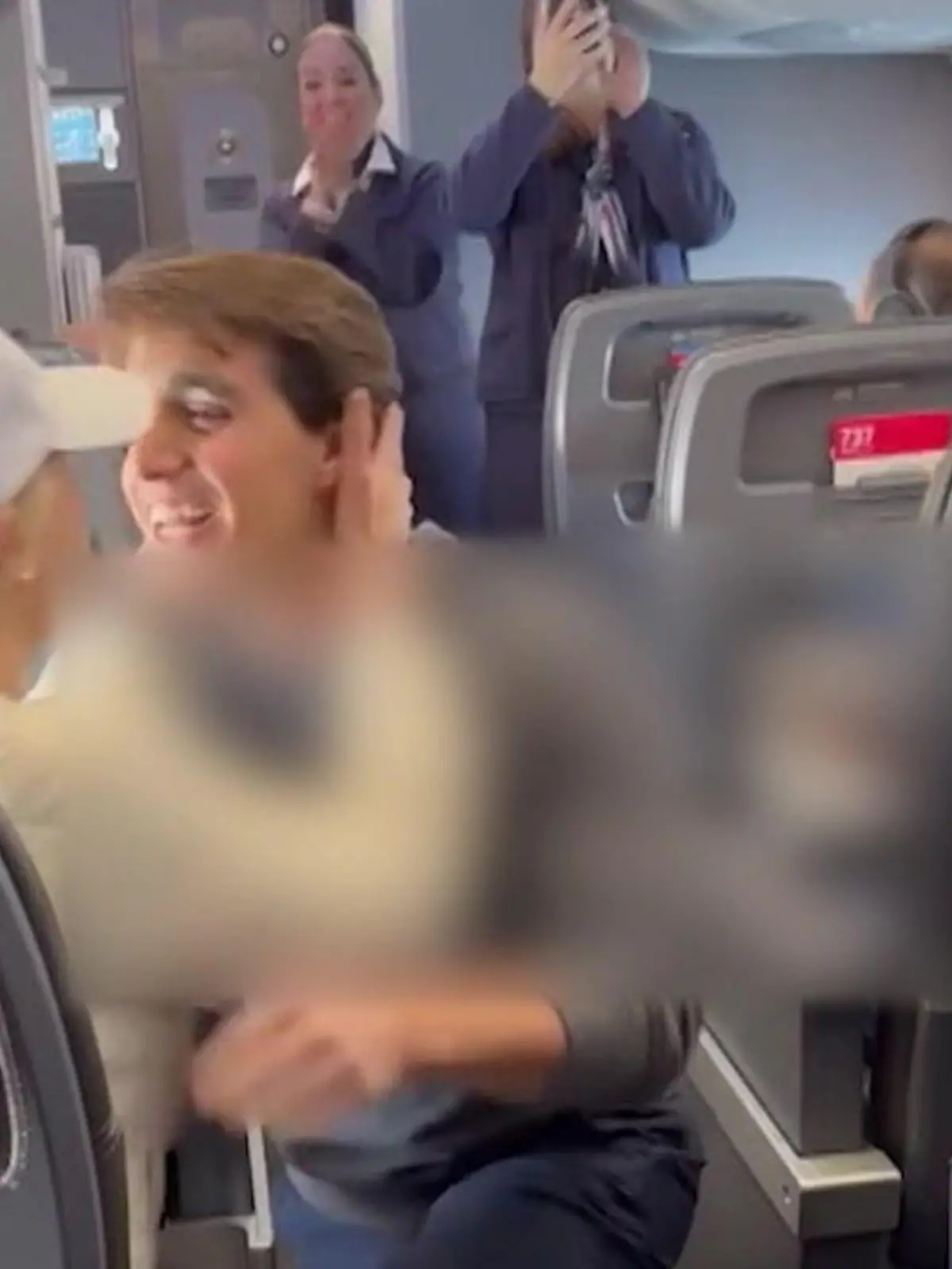 Bild zu: "Er geht im Flieger auf die Knie – sie rastet aus!"