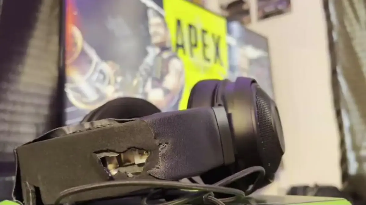Eine Kugel prallte an Jonathans Headset ab.