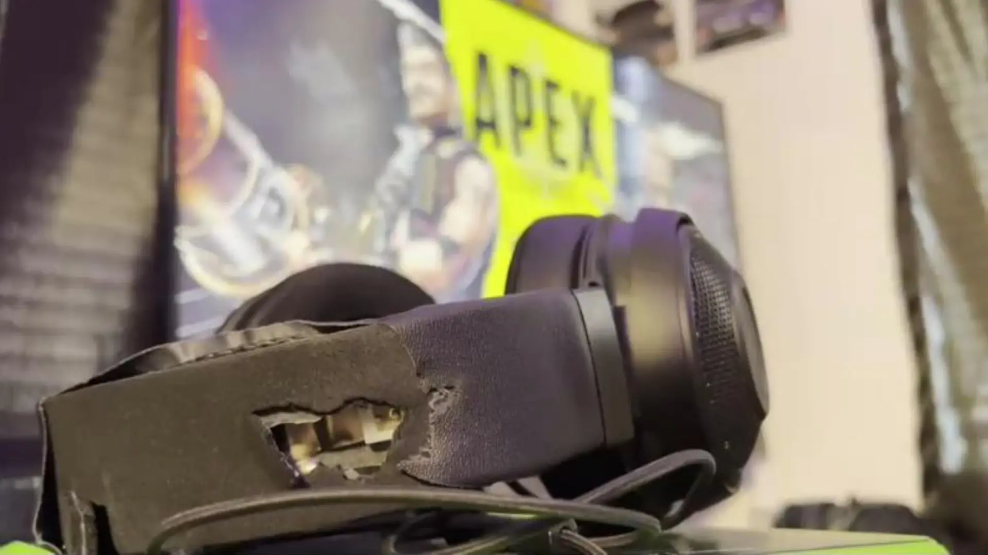 Eine Kugel prallte an Jonathans Headset ab.