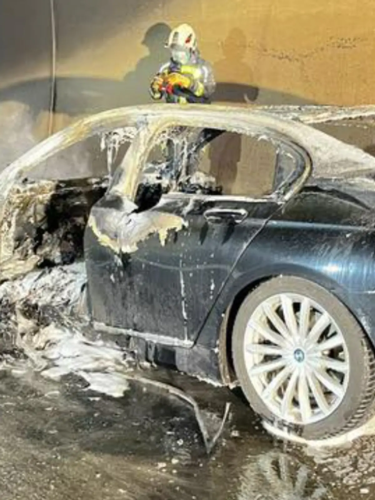 Ein ausgebranntes Auto in einem Tunnel.