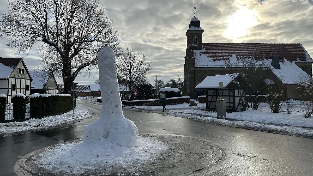 Ein riesiger Schneepenis.