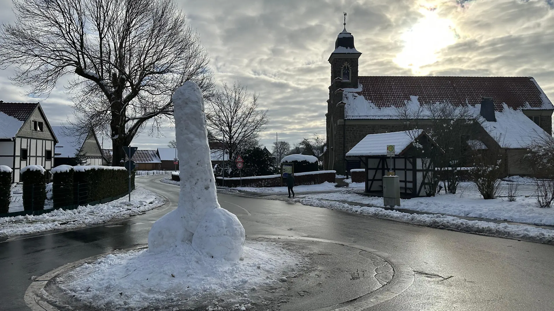 Ein riesiger Schneepenis.