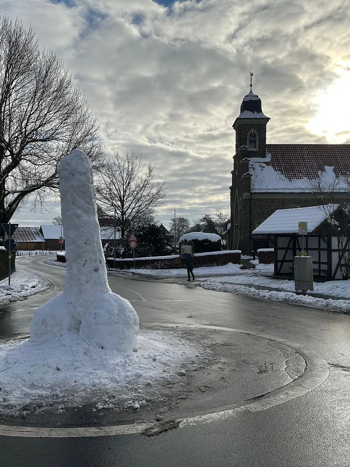 Ein riesiger Schneepenis.