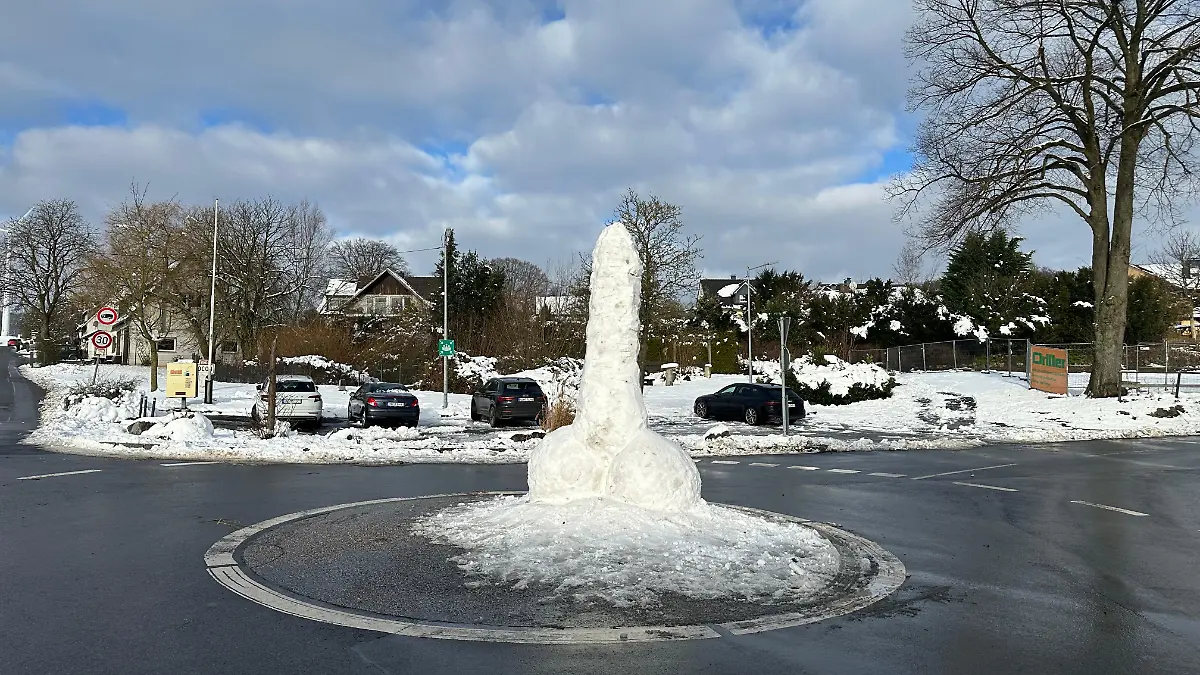 Ein riesiger Penis aus Schnee.